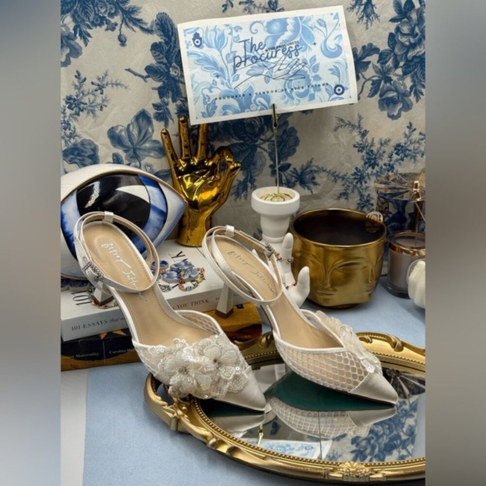 🆕 BETSEY JOHNSON 🧿 NWOB Susie Ivory Mesh Floral Embroidered Pump, Sz US 7 - Picture 2 of 15